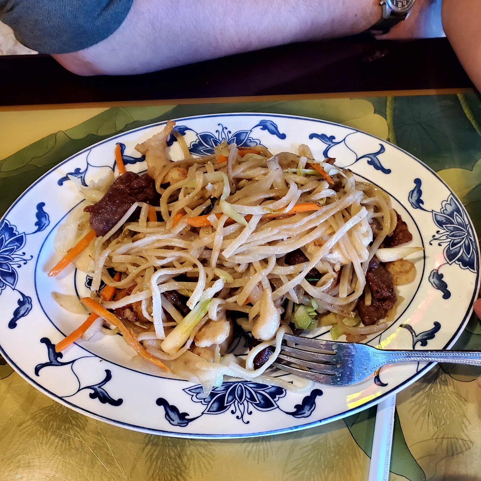 Lo mein noodles stir-fried with vegetables and beef